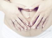 Photo grossesse Photo de ventre de grossesse : coeur avec piercing