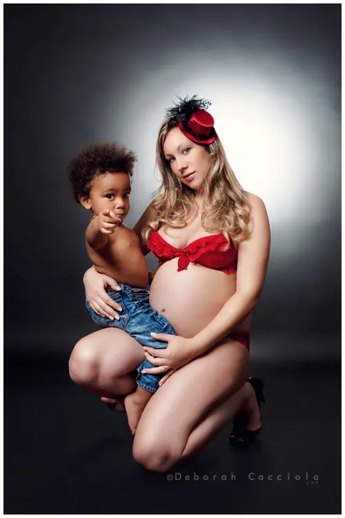 Portrait maternité en studio à Orléans : femme enceinte, plan vertical élégant, style lumineux