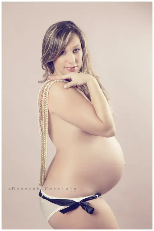 Portrait grossesse à Orléans, future maman en séance studio, cadrage vertical doux, en couleur