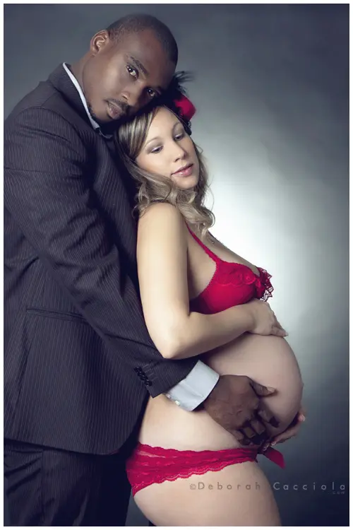 Photo grossesse à Orléans : couple complice, plan vertical élégant, couleurs naturelles