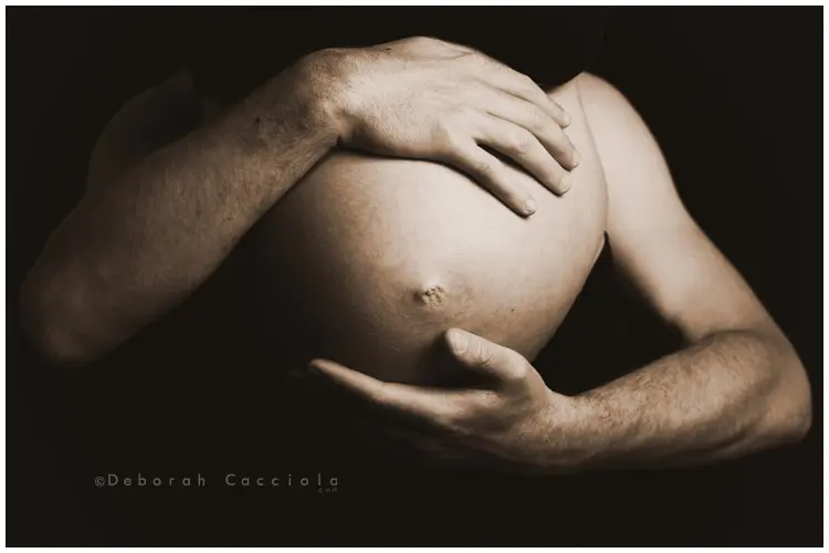 Scène grossesse en studio à Orléans : instant de grossesse, pose centrée sur le ventre arrondi, couleurs naturelles
