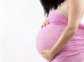 Photo grossesse Photo de femme enceinte avec un voile rose