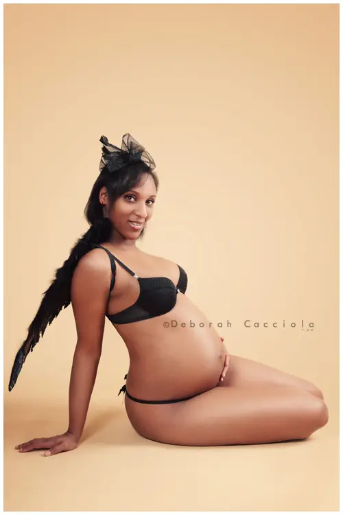 Portrait grossesse en studio à Orléans : portrait maternité en studio, portrait serré et naturel, palette douce