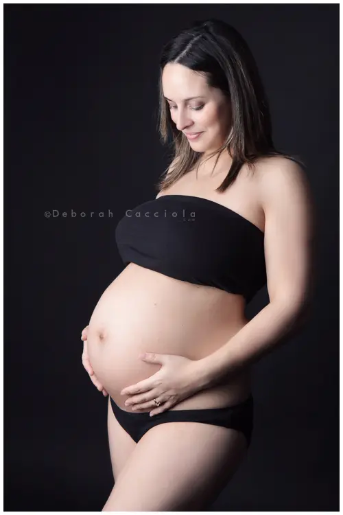 Portrait grossesse à Orléans : portrait maternité en studio, portrait serré et naturel, palette douce