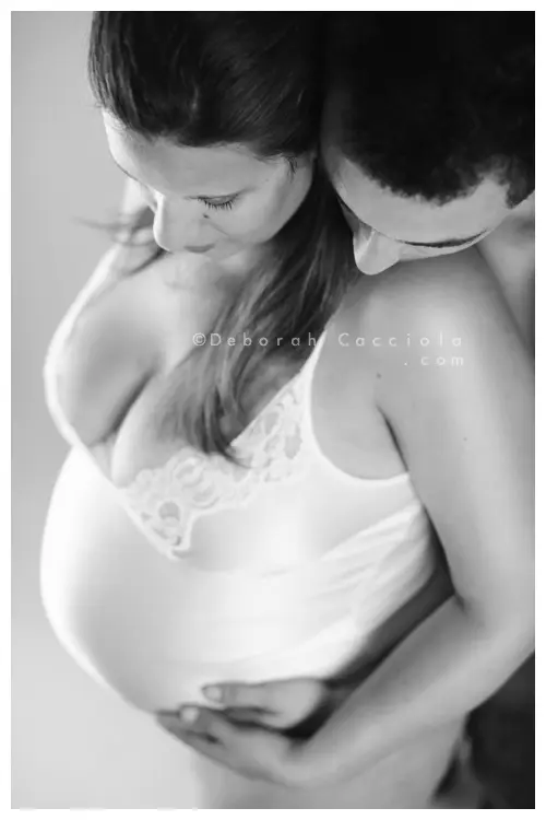 Portrait grossesse Orléans, maternité naturelle, portrait vertical soigné, contraste noir et blanc