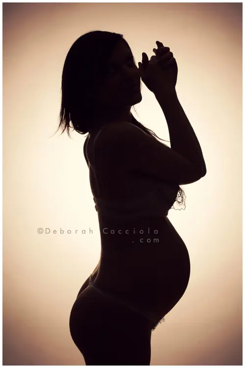 Photo grossesse en studio à Orléans : future maman, portrait serré et naturel, tonalités naturelles