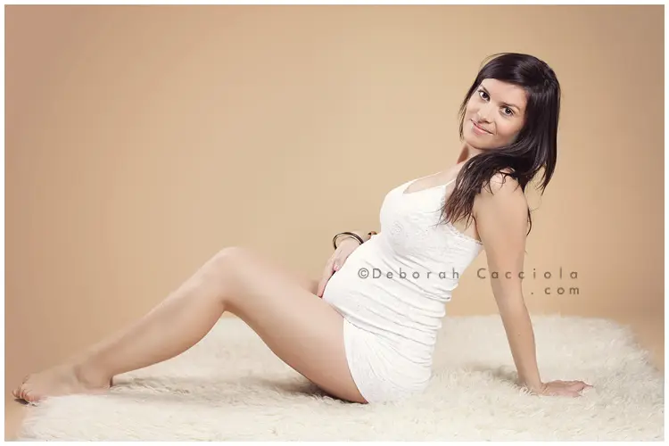 Photo grossesse à Orléans, portrait maternité en studio, cadrage horizontal équilibré, palette douce