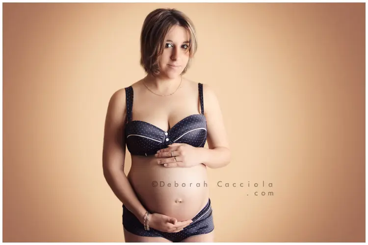 Scène grossesse grossesse à Orléans, future maman en séance studio, plan large harmonieux, couleurs naturelles