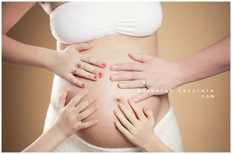 Séance grossesse Orléans, moment de maternité en famille, composition large et naturelle, style lumineux