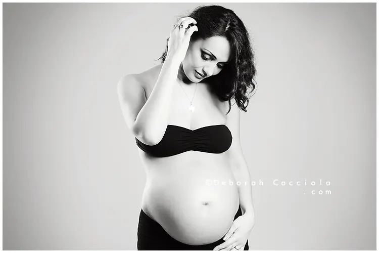 Photo grossesse à Orléans, femme enceinte, composition large et naturelle, rendu noir et blanc