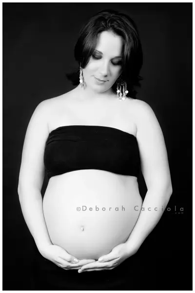 Photo grossesse en studio à Orléans : femme enceinte, plan vertical élégant, style noir et blanc