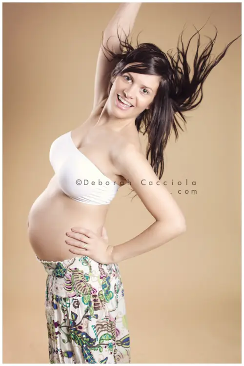 Portrait grossesse grossesse à Orléans, future maman en séance studio, cadrage vertical doux, en couleur