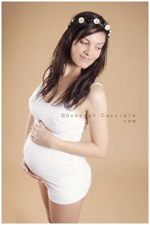 Portrait grossesse Orléans, portrait de future maman, cadrage vertical doux, en couleur