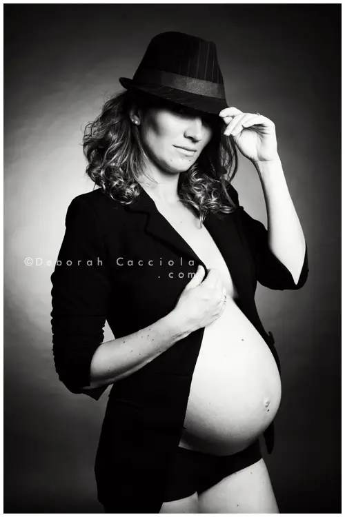 Portrait maternité à Orléans : future maman, portrait serré et naturel, style monochrome