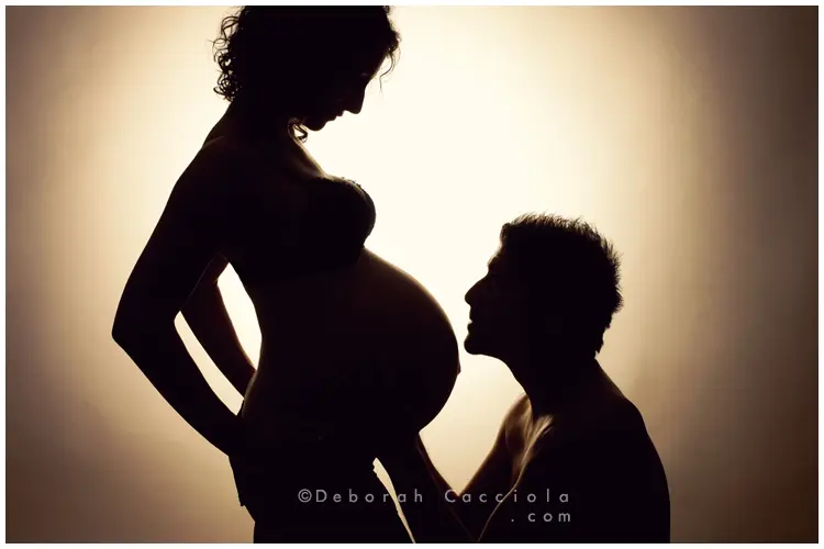 Photo grossesse à Orléans, future maman en séance studio, plan large harmonieux, en couleur