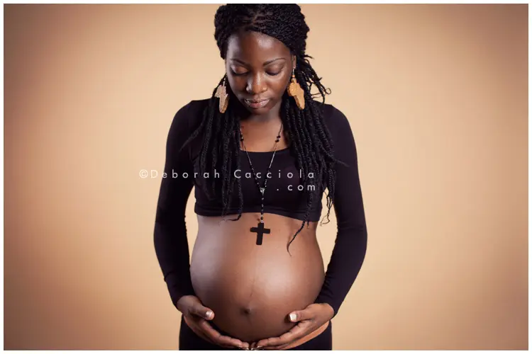 Photo grossesse Orléans, silhouette de maternité, mise en scène horizontale douce, palette douce