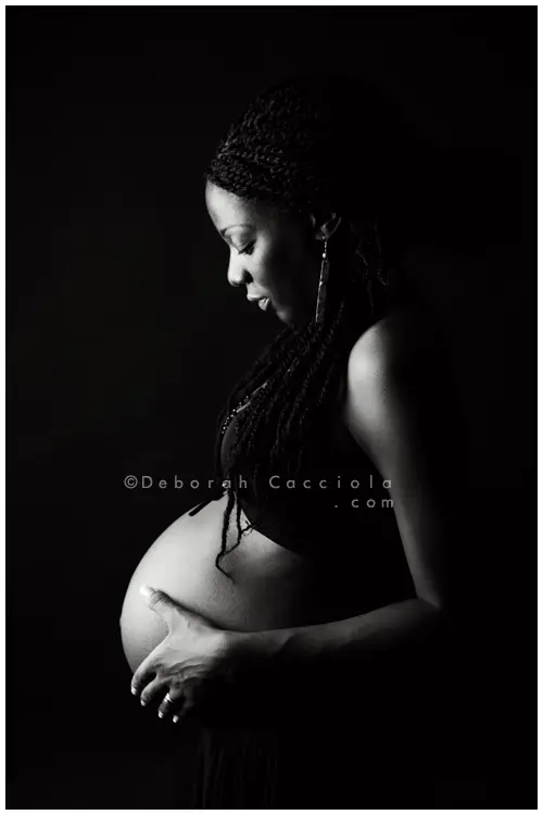 Portrait grossesse grossesse à Orléans, instant de grossesse, plan vertical élégant, traitement monochrome élégant