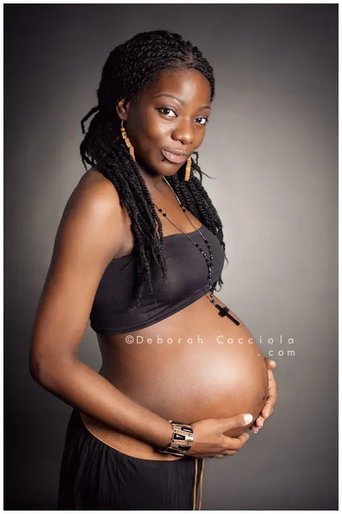 Photo grossesse à Orléans, future maman, portrait serré et naturel, tonalités naturelles