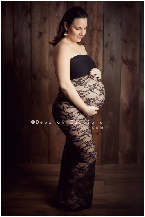 Portrait maternité à Orléans, future maman en séance studio, robe fluide, style lumineux