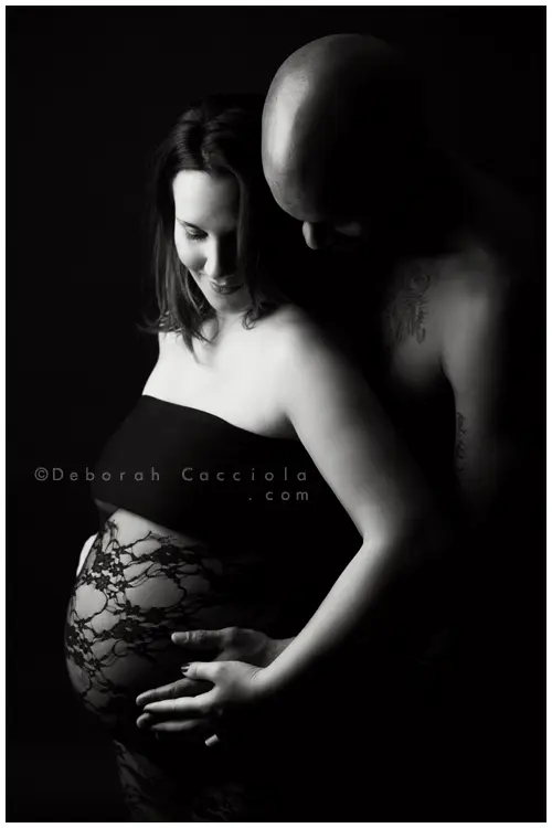 Photo grossesse grossesse à Orléans, portrait de couple maternité, portrait serré et naturel, traitement monochrome élégant
