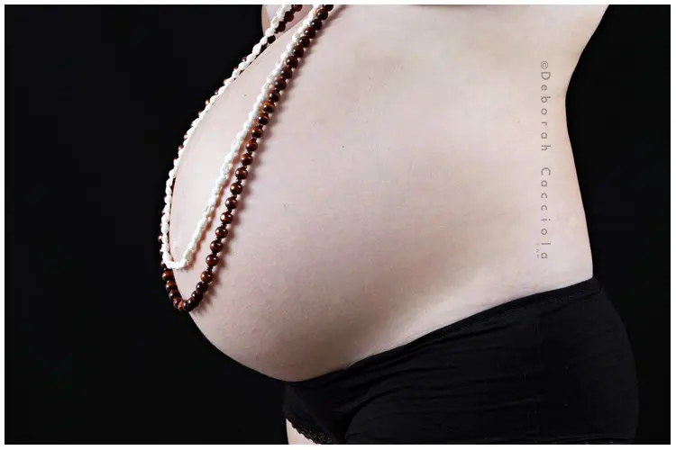 Photo grossesse en studio à Orléans : instant de grossesse, composition large et naturelle, en couleur