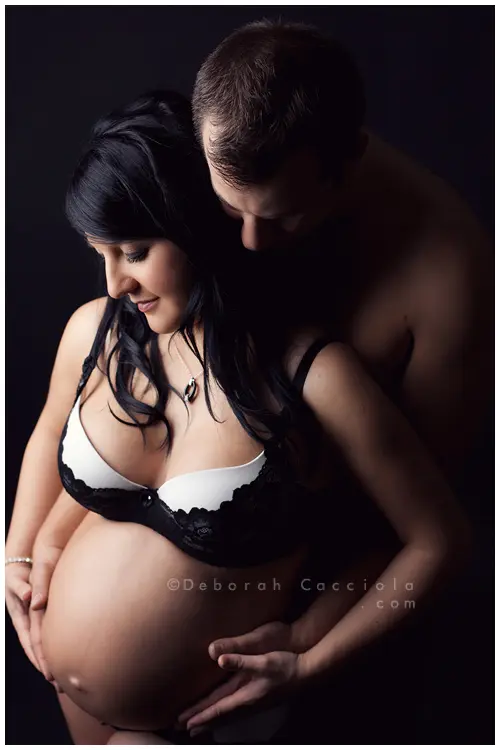 Photo grossesse grossesse à Orléans, portrait de couple maternité, portrait vertical soigné, tonalités naturelles