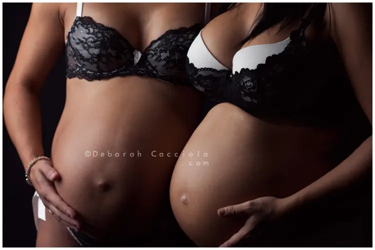 Séance grossesse Orléans, portrait maternité en studio, cadrage horizontal équilibré, rendu clair et naturel