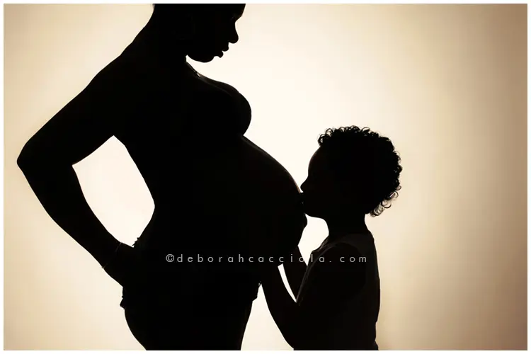 Séance grossesse grossesse à Orléans, silhouette de maternité, mise en scène horizontale douce, rendu clair et naturel