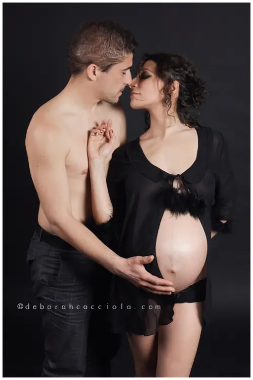 Portrait maternité Orléans, duo de futurs parents, portrait serré et naturel, rendu clair et naturel