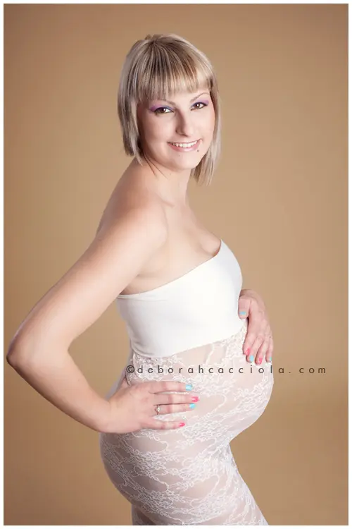 Photo grossesse en studio à Orléans : future maman, portrait serré et naturel, tonalités naturelles