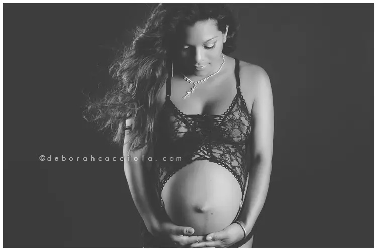 Scène grossesse grossesse à Orléans, maternité naturelle, mise en scène horizontale douce, traitement monochrome élégant