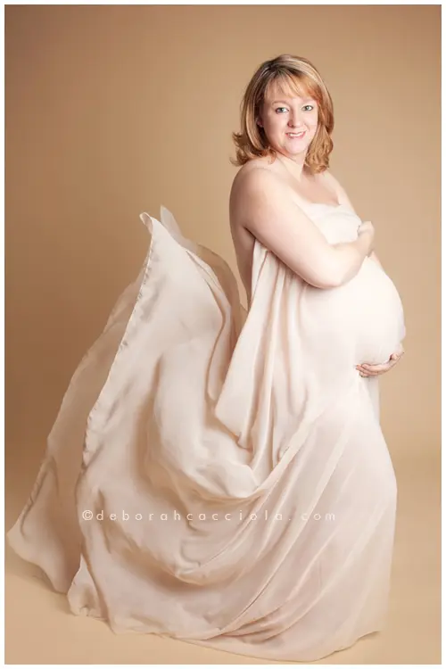 Portrait grossesse à Orléans, instant de grossesse, plan vertical élégant, en couleur