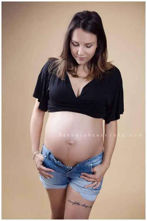 Portrait grossesse Orléans, future maman en séance studio, cadrage vertical doux, en couleur