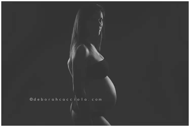 Scène grossesse à Orléans, femme enceinte, composition large et naturelle, rendu noir et blanc
