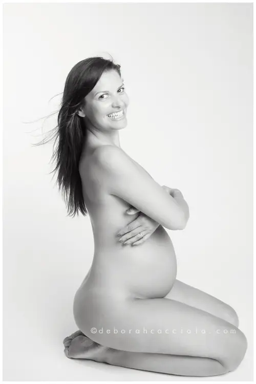 Portrait grossesse grossesse à Orléans, future maman en séance studio, cadrage vertical doux, traitement monochrome élégant