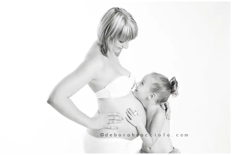 Scène grossesse Orléans, silhouette de maternité, mise en scène horizontale douce, contraste noir et blanc