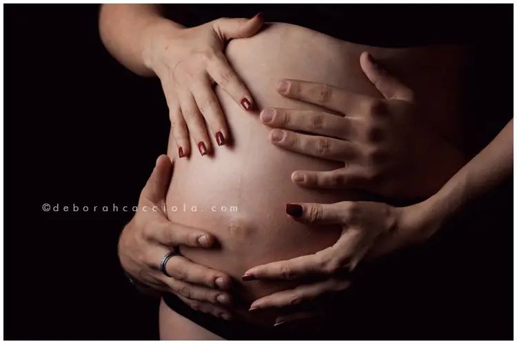 Photo grossesse grossesse à Orléans, femme enceinte, pose centrée sur le ventre arrondi, en couleur