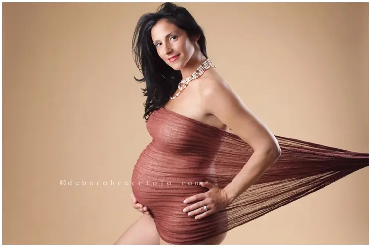 Séance grossesse grossesse à Orléans, portrait maternité en studio, cadrage horizontal équilibré, rendu clair et naturel