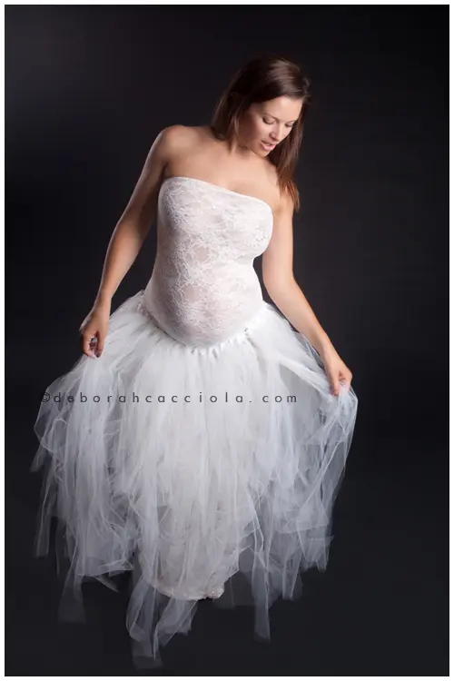 Portrait grossesse grossesse à Orléans, future maman en séance studio, cadrage vertical doux, en couleur