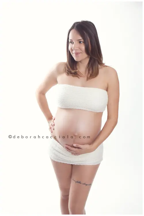 Photo grossesse grossesse à Orléans, maternité naturelle, portrait vertical soigné, tonalités naturelles