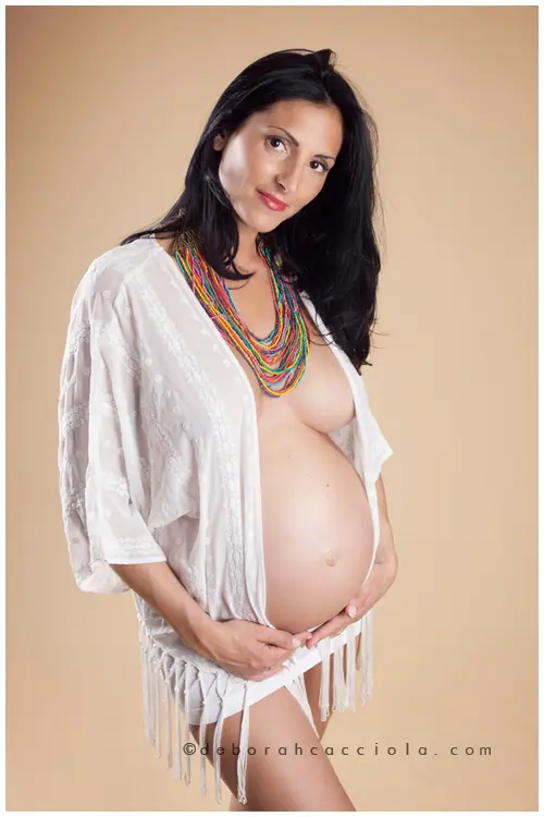 Portrait grossesse grossesse à Orléans, portrait maternité en studio, portrait serré et naturel, palette douce