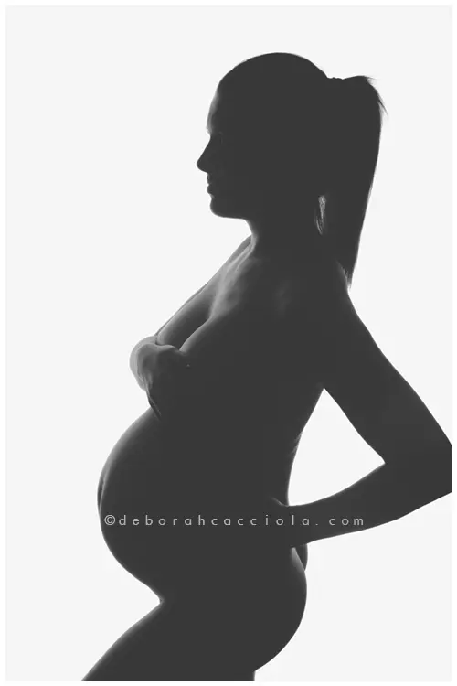 Photo grossesse en studio à Orléans : portrait maternité en studio, portrait serré et naturel, style noir et blanc