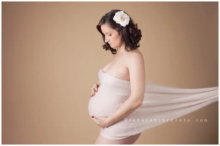 Scène grossesse en studio à Orléans : femme enceinte, composition large et naturelle, couleurs naturelles