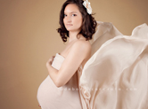 Photo grossesse Jolie femme enceinte en séance photo