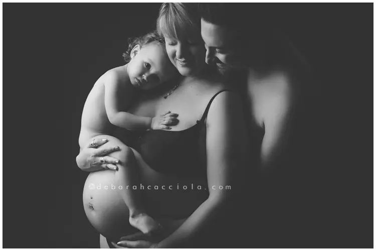 Scène grossesse à Orléans : instant de grossesse, composition large et naturelle, style monochrome