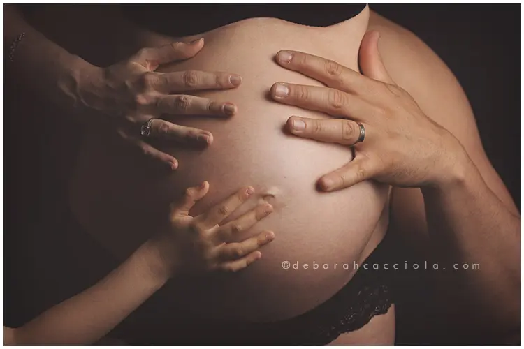 Scène grossesse à Orléans, femme enceinte, pose centrée sur le ventre arrondi, couleurs naturelles