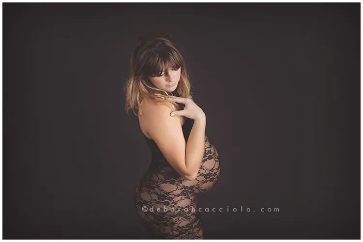 Séance grossesse à Orléans, silhouette de maternité, styling maternité raffiné, rendu clair et naturel