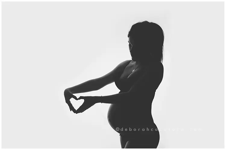 Photo grossesse grossesse à Orléans, portrait maternité en studio, cadrage horizontal équilibré, traitement monochrome élégant