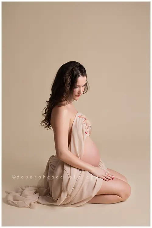 Photo grossesse en studio à Orléans : future maman, portrait serré et naturel, tonalités naturelles