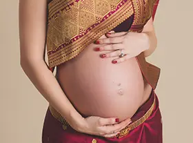 Séance grossesse à Orléans : femme enceinte, composition large et naturelle, style lumineux